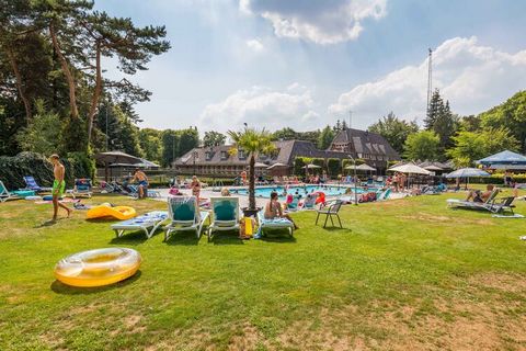 Dieses freistehende Chalet mit Außen-Spa befindet sich auf dem weitläufigen und waldreichen Ferienpark „Landgoed De Scheleberg”. Mitten in der Natur und doch nur 7 km von der Stadt Ede und 5 km von der Ortschaft Lunteren entfernt. Dieses moderne und ...