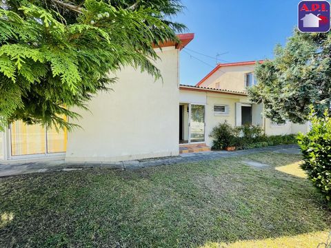 Close to the center of VARILHES, come and discover this single-storey house from the 70s located on a plot of 542m². With a living area of 105m², it will charm you with its brightness and pleasant living space. It has a beautiful living room opening ...