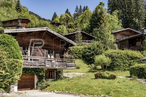 Gelegen in Megève, in een rustig gehucht midden in de natuur, biedt dit chalet een ongerepte omgeving met een vrij uitzicht op de omliggende massieven, op een steenworp afstand van het restaurant en hotel, Le Flocon de Sel en de uitlopers van het Roc...