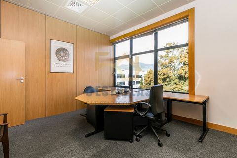 Office with 9 offices and 268 m2 of area located in a business building in Beloura Office Park, with good sun exposure, lots of light and excellent views. The space is currently leased for the long term, so it is an excellent income opportunity for i...