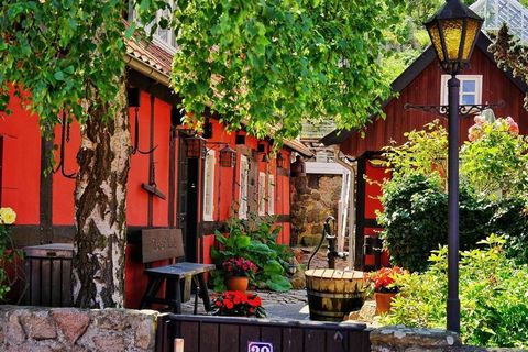 Ferienwohnungen auf Bornholm nur 10 Minuten vom Hafen und 5 Minuten vom Strand entfernt. Ausgangspunkt für Familienausflüge zu Helligdomsklipperne, Paradisbakkerne und Christiansø. View movie on YouTube. Danland Gudhjem Im Ferienpark Gudhjem können S...