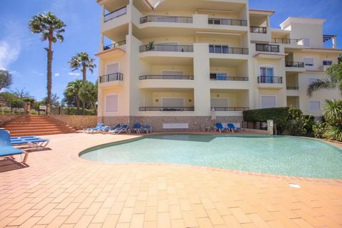 Appartement de deux chambres situé dans la petite station balnéaire de Quinta de Sao Roque. Cette propriété offre une vue panoramique à couper le souffle sur la baie de Lagos. Dès que vous entrez dans l’appartement, vous êtes instantanément accueilli...