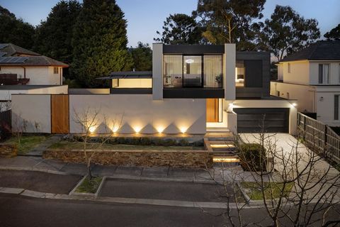 Una obra maestra arquitectónica, comisariada por el renombrado Steve Domoney y elaborada con los más altos estándares, esta residencia visualmente impresionante de cuatro dormitorios y tres baños abraza con entusiasmo toda la alegría amigable para lo...