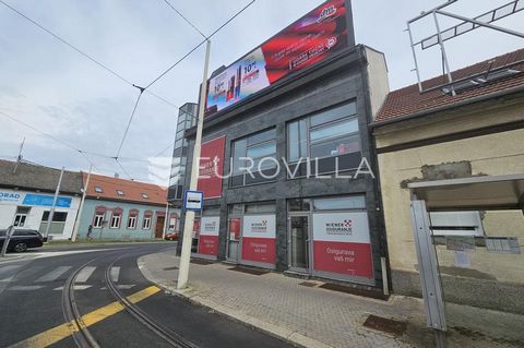 Osijek, Center, second floor for rent in a newer, neat office building in Reisnerova street. The building has an attractive appearance from the outside. The building has a total of four floors, the second floor is for rent, 149.49 m2 with an attic of...