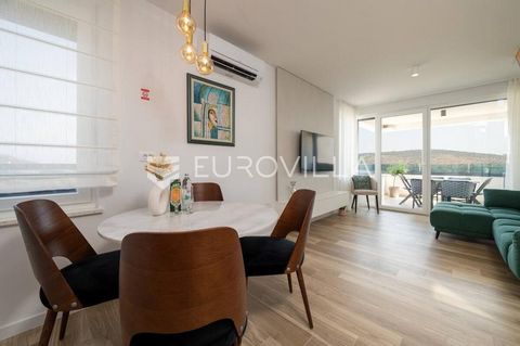 Trogir, on the second floor of a new residential building, there is a newly renovated two-bedroom apartment for long-term rent. It consists of a hallway, two bedrooms, bathroom, toilet, fully equipped kitchen with dining room, living room and two cov...