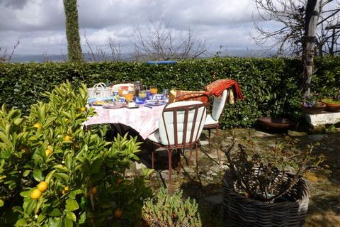 Gemeinsam kochen, Zeit im Wohnzimmer am Kamin verbringen oder sich bei Bedarf in eines der Zimmer zurückziehen, im Garten (über 500 m²) oder auf der Terrasse spielen, zusammen essen, je nach Bedarf dabei die wärmende Sonne oder den kühlenden Schatten...