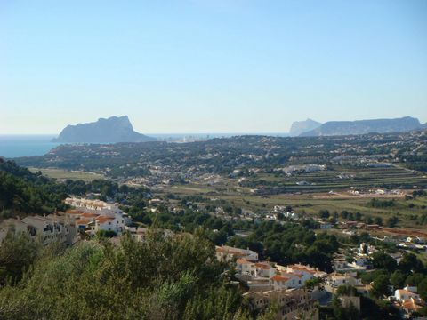 GEWELDIGE INVESTERING! 9.108 m2 perceel met geweldig uitzicht op zee en panoramisch uitzichtt ligt tussen Benitachell en Moraira op slechts 5 minuten rijden van beide steden. Met een voorgesteld project om 19 huizen te kunnen bouwen, elk 120 m2, met ...