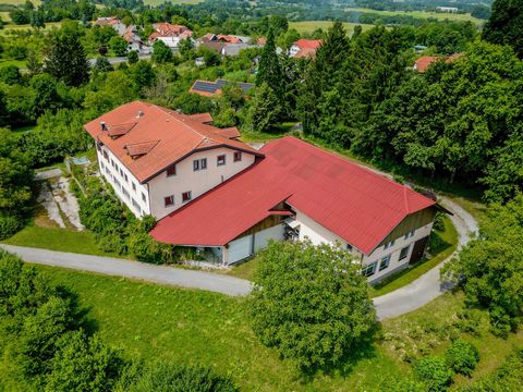 Verkoop van commercieel en residentieel gebouw in Goriče Locatie: Goriče Bebouwde oppervlakte: 882 m² Bouwjaar: 1985 Jaar van renovatie: 2005 Landoppervlakte: 19,600 m² Aantal verdiepingen: P+1+2 Prijs: 795.000 euro Energieklasse: D (60 - 105 kWh/m²a...