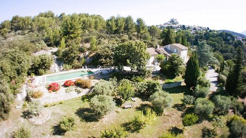 Anwesen in einem typisch provenzalischen Dorf im Vaucluse und in einer außergewöhnlichen Umgebung mit atemberaubender Aussicht. Kommen Sie und entdecken Sie dieses prächtige Anwesen und lassen Sie sich von seinem Charme, seinem Komfort und seinen Vol...