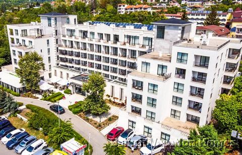 Unique three-room apartment at 96 m2 in a apartment complex, in Bakchik on the northern Black Sea cost next to the Botanical Garden and a 10-minute walk from the seashore. The apartment is located on the 1st residential floor and consists of a spacio...