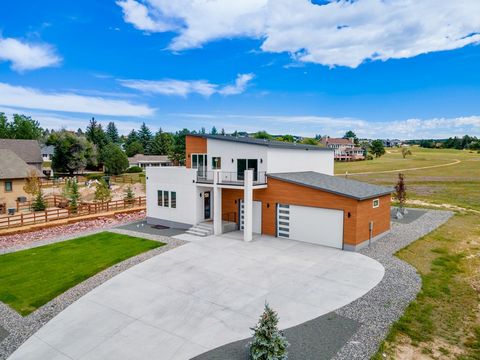 Cette beauté luxueuse et moderne est le rêve d’un artiste devenu réalité et est apportée par notre constructeur local, Avant Homes. Laissez-vous couper le souffle sur la terrasse panoramique du deuxième étage lorsque vous admirez la vue sur Pike’s Pe...