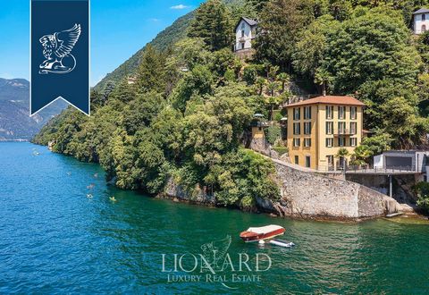 Nella romantica località di Nesso, in esclusiva posizione pieds dans l'eau e con meraviglioso affaccio sulle sponde del Lago di Como, questa incantevole dimora del primo Novecento è in vendita con posto barca riservato che include un motoscafo i...