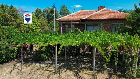 RE/MAX bietet Ihnen - ein freistehendes, einstöckiges Haus zum Verkauf im Dorf Streltsi an. Das Dorf liegt 257 m. Höhe am Fuße des Sredna Gora. Das Anwesen hat eine Fläche von 924 m² und es gibt ein Haupthaus mit einer bebauten Fläche von 71 m², ein ...