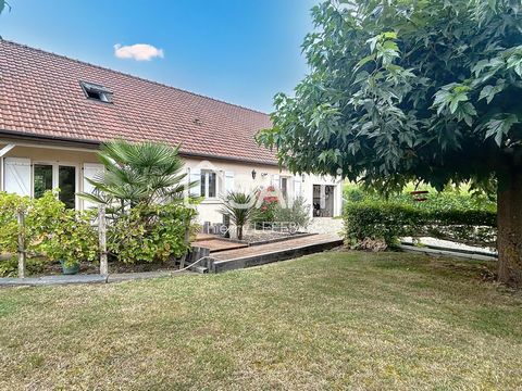 Située à Jaunay-Marigny (86130), cette maison bénéficie d'un environnement champêtre paisible tout en restant à proximité des commodités essentielles. Idéalement située pour les familles, elle se trouve à proximité d'une école, offrant ainsi une gran...