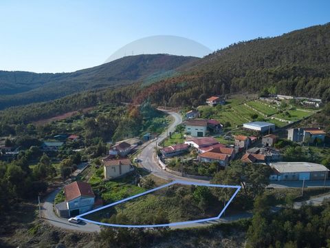 Baugrundstück in Aguiar de Sousa, im Herzen der geschützten Landschaft des Parks Serras do Porto. Fünf Minuten entfernt von der Autobahn A41 und mit den Flüssen Ferreira e Sousa zu Ihren Füßen, profitiert es von engem Kontakt mit der Natur und einfac...