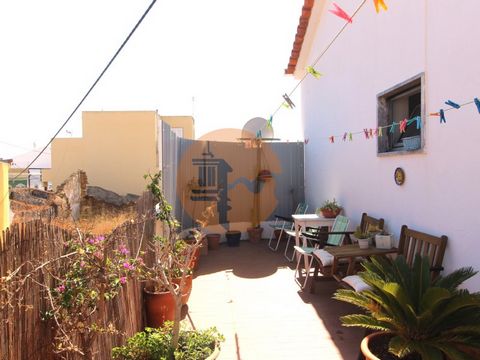 Maison au centre de Luz de Tavira, divisée en rez-de-chaussée et 1er étage. A l'entrée nous avons un escalier qui donne accès au 1er étage, salon, cuisine, salle de bain, débarras et petite cour arrière. Au 1er étage, nous avons 3 chambres, 2 salles ...