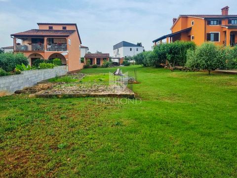 Location: Istarska županija, Poreč, Poreč. Poreč area, land with construction started Near the city of Poreč, in a beautiful Istrian town, a construction land is for sale with a project for the construction of three apartments. The total land area is...