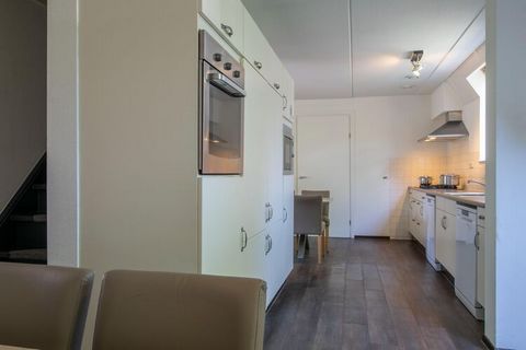 Dieses renoviertes, freistehendes Ferienhaus für 14 Personen steht im bewaldeten Ferienpark De Katjeskelder, nicht weit vom Nationalpark De Biesbosch und doch nur 10 km von der lebendigen Stadt Breda entfernt. Das komfortabeles Ferienhaus erstreckt s...