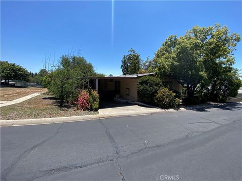 Nestled within the exclusive Skyline Ranch Country Club, this charming home offers a tranquil lifestyle in a gated 55+ community. Boasting 1,152 sq ft, the residence features two spacious bedrooms and two bathrooms, providing comfortable and convenie...