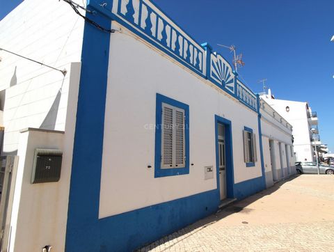 Dit huis gelegen in Santa Luzia, met uitzicht op de Ria Formosa met de karakteristieke kenmerken van de stad, is transversaal naar twee straten en is momenteel het enige pand met deze voorwaarden. Met twee typische gevels en 184 m2, een groot terras ...