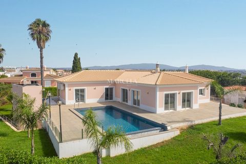 Deze zeer atractieve woning beschikt over een rustig en afgelegen grondstuk dichtbij de riviermond van Alvor met uitzicht op zee. Een makkelijk te onderhouden tuin met een zwembad met verschillende terrassen,plus een poolhouse. De kelder bestaat uit ...