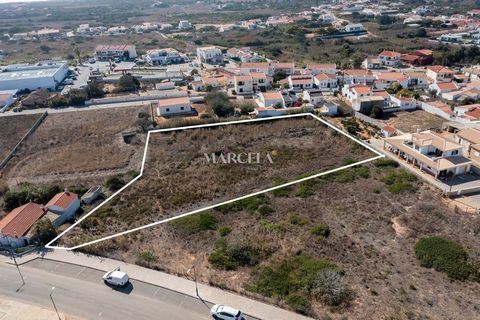 Fantastische Investitionsmöglichkeit in Sagres. Rustikales Grundstück von 3640 m2 mit Kapazität für die Stadtentwicklung für mehrere Häuser. Nach der vorläufigen Stellungnahme des CM von Vila do Bispo befindet sich dieses rustikale Grundstück in eine...