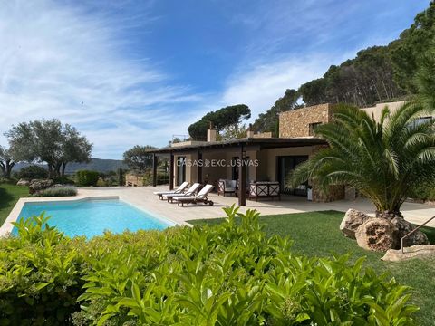 Luxurious Mediterranean Villa in Costa Brava Nestled in the most exclusive area of Costa Brava, this modern Mediterranean villa offers an unparalleled living experience. Situated on the scenic hills overlooking the breathtaking bay of Aiguablava, thi...