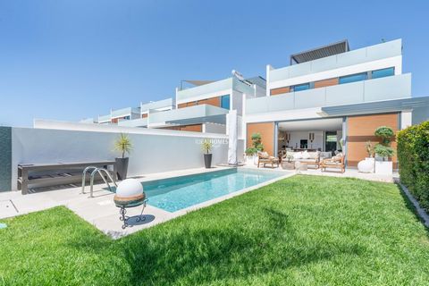 This villa, located in Luz de Tavira, sits on a 522m² plot and features three floors with a swimming pool. The ground floor offers an open space layout with a living room, dining room, and a fully equipped modern kitchen, all with access to two outdo...