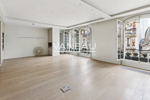 Gros Caillou / Rue Sédillot: Located on the 4th floor with elevator of a luxury freestone building, Groupe Vaneau offers you an exclusive, luxuriously renovated family apartment of 208.71 m2 carrez. The apartment comprises a double reception room of ...