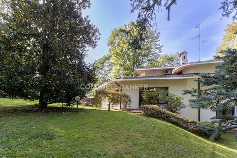 Villa in vendita a Lesmo Lesmo, all'interno di un contesto residenziale privato composto da poche unità abitative, proponiamo splendida villa singola circondata da giardino piantumato e parte di bosco di proprietà. Alla villa, disposta su due livelli...