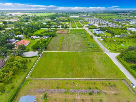 BUILDABLE ON 1.49 ACRE IN REDLAND, KNOWN AS BONANZA RANCHES, BONANZA IS AN AGRICULTURAL COMMUNITY WHICH FEATURES MANY EQUESTRIAN AND GENTLEMAN FARMS. MOST EVENING YOU WILL SEE RIDERS ON HORSEBACK AND ATVS ( YES THE KIDS GET THEM)..ITS ALL ABOUT THE L...