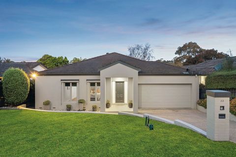 Envolta em uma vegetação exuberante, esta casa da família Mount Eliza de três quartos elegantemente decorada e cheia de luz foi projetada para conectividade interna / externa imersiva com a natureza com vistas e acesso a espaços ao ar livre enfeitado...