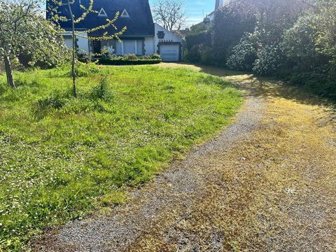 Idéalement placé sur la plateau de la Garenne, cette maison vous permettra de créer un lieu de vie harmonieux à seulement quelques minutes du port de Vannes. Les 2000 m2 offrent amplement d'espace pour la réalisation d'un projet sur mesure, que ce so...