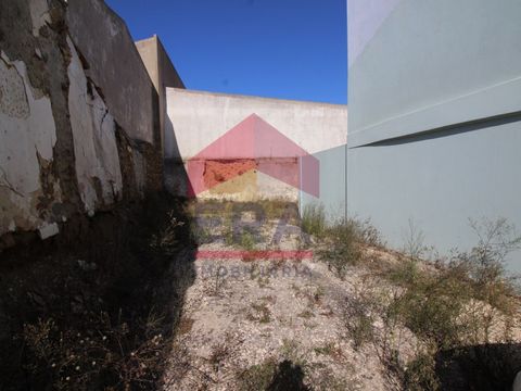 Terrain de 119,5 m² à Atouguia da Baleia - Peniche. Avec une ruine de 67,5 m² de superficie. Situé dans un quartier résidentiel calme. A proximité des commerces et services et à 2 kilomètres de la plage. Bon accès à l'autoroute IP6 et à l'autoroute A...