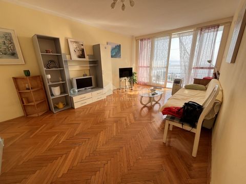 Location: Primorsko-goranska županija, Rijeka, Rastočine. RIJEKA, RASTOČINE - 3 Schlafzimmer + Badezimmer mit Balkon und Panoramablick auf das Meer Die Wohnung befindet sich im 21. Stock des Gebäudes und bietet einen außergewöhnlichen Blick auf das M...