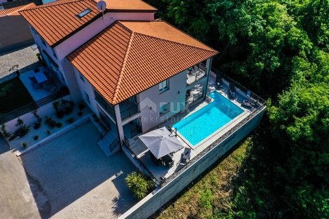 Location: Istarska županija, Poreč, Poreč. ISTRIA, POREČ - Beautiful semi-detached house surrounded by greenery This modern and luxurious semi-detached villa, built in 2020, is located in a quiet village, only 7 km from the sea. The villa is carefull...