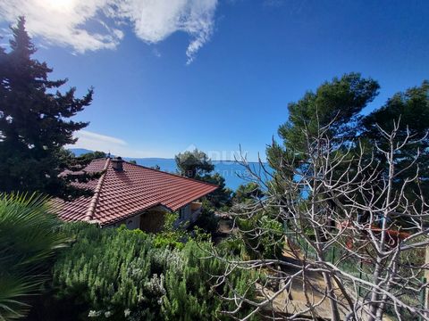 Location: Primorsko-goranska županija, Cres, Martinšćica. INSEL CRES - Haus mit Meerblick und zwei Wohnungen Die Insel Cres liegt in der Kvarner-Bucht und ist die größte Adriainsel und ein beliebtes Touristenziel für eine große Anzahl von Touristen a...