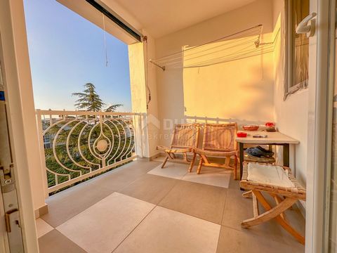 Location: Primorsko-goranska županija, Omišalj, Njivice. INSEL KRK, NJIVICE - 2BR + BA mit Meerblick Dieses charmante Apartment auf der wunderschönen Insel Krk bietet einen komfortablen Raum, um das mediterrane Leben zu genießen. Mit großzügigen 76 Q...