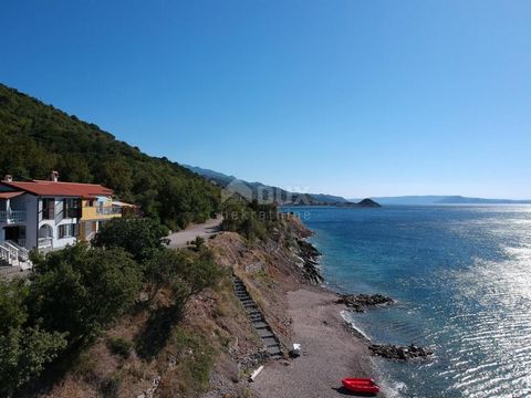 Location: Ličko-senjska županija, Senj, Sveti Juraj. SENJ, SVETI JURAJ - Bellissimo condominio prima fila dal mare A Sveti Juraj vicino a Senj è in vendita un bellissimo condominio con vista sul mare. L'edificio con una superficie abitabile totale di...