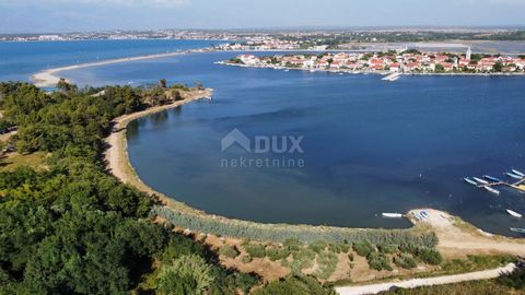 Location: Zadarska županija, Nin, Nin. ZADAR, NIN - Grundstück 1. Reihe zum Meer mit Projektdokumentation Baugrundstück zum Verkauf in äußerst attraktiver Lage in Nin, 1. Reihe zum Meer. Das Grundstück mit einer Gesamtfläche von 1003 m2 hat eine Brei...