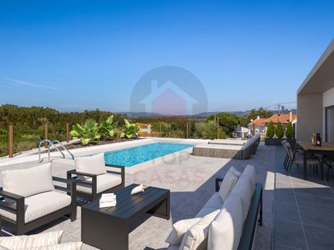 Villa contemporanea con piscina vicino a São Martinho do Porto. Situato a circa 3 km dalla baia, in un villaggio con un ambiente rurale e molto tranquillo, ma a pochi km da Caldas da Rainha. La villa, con una superficie lorda edificabile di 169 m2, c...