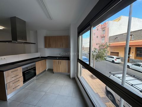 Appartement de quatre chambres à vendre dans l’immeuble Teresme, rue Galiana avec tous les services à proximité et très bien desservi. Il s’agit d’un rez-de-chaussée extérieur très lumineux avec une bonne ventilation. Le bâtiment dispose d’un ascense...