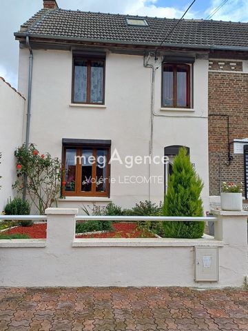 Située à Sauchy-Lestrée (62860), cette maison mitoyenne rénovée propose un véritable havre de paix dans le secteur prisé de Cambrai/Douai/Arras. Dotée de menuiseries bois en double vitrage avec volets roulants, cette propriété de 450 m² de terrain of...