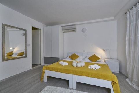 Old Town Finest beschikt over accommodaties in de beroemde oude binnenstad van Dubrovnik, op slechts 140 meter van de beroemde Stradun-promenade. Deze mooie studio ligt binnen de stadsmuren en beschikt over gratis WiFi, airconditioning en satelliet-l...