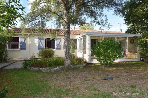 Spacieuse maison de plain-pied dans un village paisible en périphérie d'Aigrefeuille d'Aunis. Elle vous charmera par son espace, que ce soit ses 121 m² habitables avec ses 4 chambres ou son jardin clos d'une surface de plus de 1000 m². De plus, le gr...