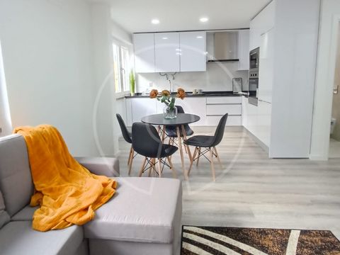 Komplett renovierte, voll ausgestattete und möblierte 3-Zimmer-Wohnung. Wohnzimmer und Küche in einem offenen Raumlayout mit 40 qm und einem offenen Balkon von 10 qm. Es verfügt über 2 Schlafzimmer und eine 20 m² große Suite, die alle mit Einbauschrä...