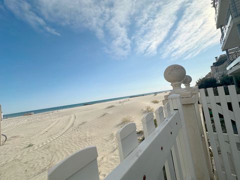 PALAVAS LES FLOTS T3 von 47,36 m2 Wohnfläche in einer kleinen Eigentumswohnung in der 1. Meereslinie, direkter Zugang zum Strand! Sehr hell, nach Osten ausgerichtet, besteht es aus einem Eingang, der zu einem Badezimmer, einer separaten Toilette, 2 S...