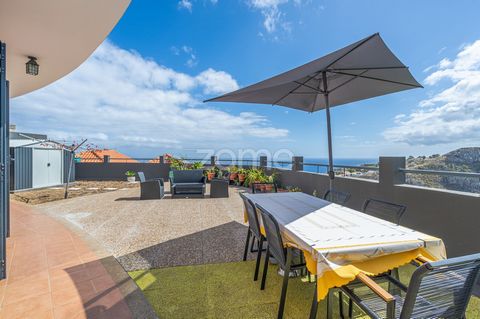 Identification du bien immobilier : ZMPT570220 Cette spacieuse villa de 3 chambres offre une vue définitive sur la mer et la côte sud de l’île. Situé dans un quartier calme, à proximité du centre de Santa Cruz et à seulement quinze minutes de Funchal...