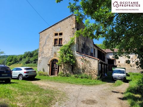 Corps de ferme à rénover comprenant une maison principale avec plusieurs dépendances et d’env. 4,5Ha de terrain. L’ensemble du bien dispose d’un fort potentiel, conviendrait pour un projet agricole et/ou touristique. Le bien se situe dans un endroit ...