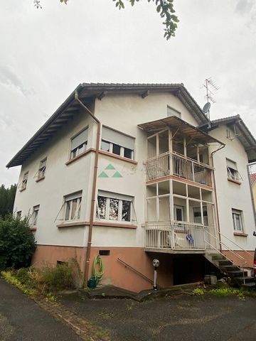 Zu verkaufen: Haus mit hohem Investitionspotenzial in Hégenheim Besondere Investoren! Weniger als 500 Meter von der Schweizer Grenze entfernt, bietet dieses Haus aus den 60er Jahren eine einzigartige Gelegenheit. In Hégenheim auf einem Grundstück von...